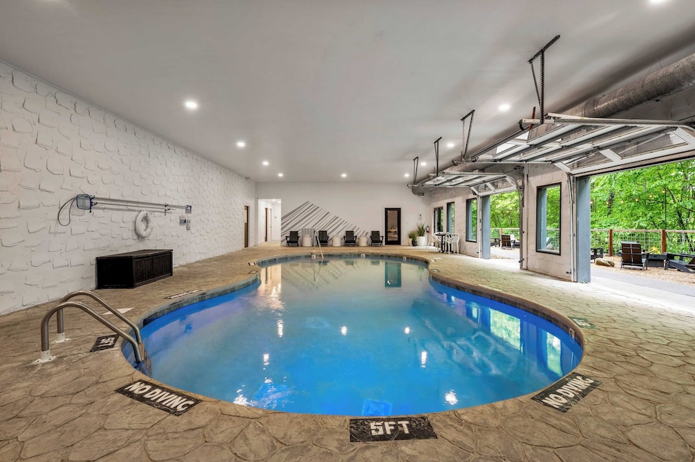 Sleeps 18 3 Suites at Firefly Mountain Lodge Indoor Pool, Hot Tub, Game Room, Firepits & Dining Spaces Just Minutes From Dollywood and Gatlinburg
