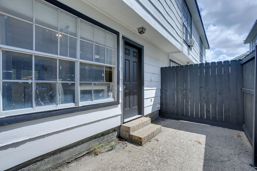 Near Airport & Interstate: Houston Area Townhome
