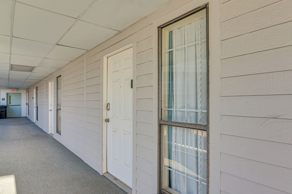 Stroll to Shore: Gem w/ Pool Access in Galveston