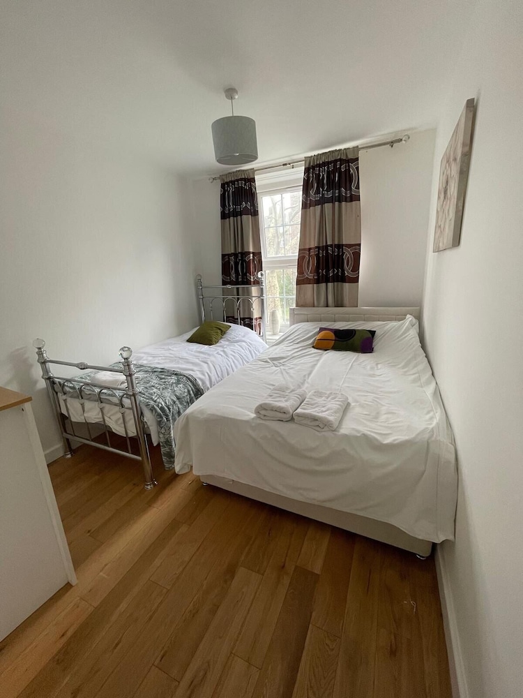 3 Bed Flat - Sleeps 6 - Parking - Wifi