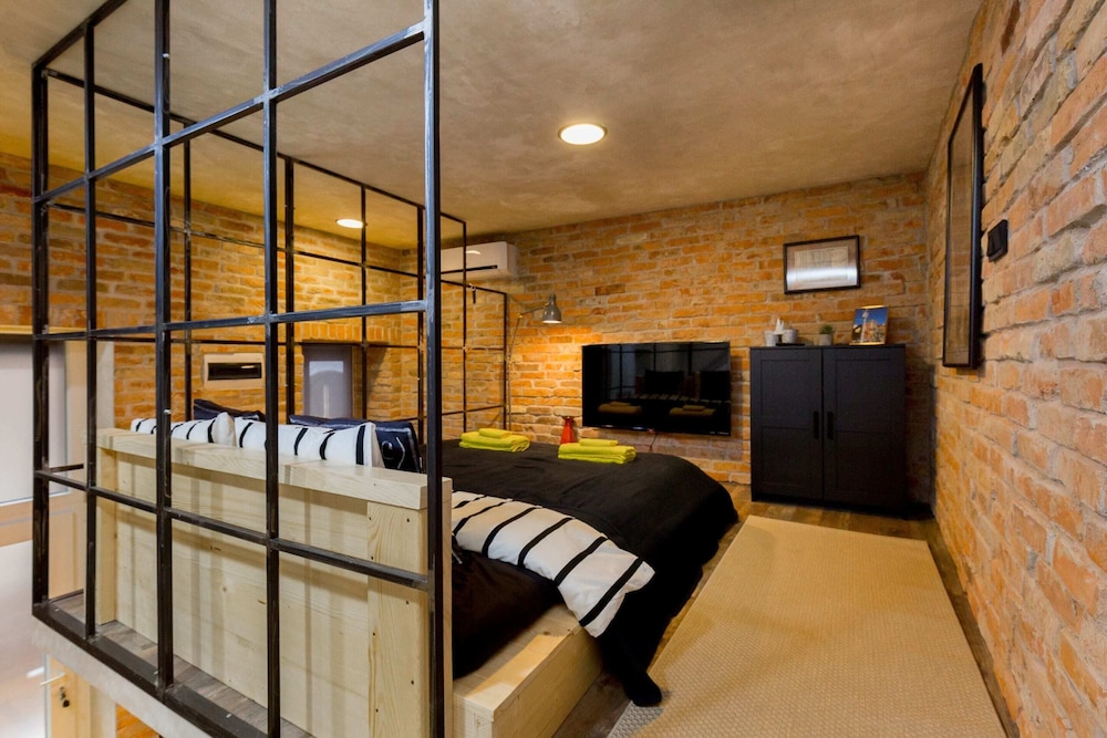 Bright Warwick Chambers Apartment