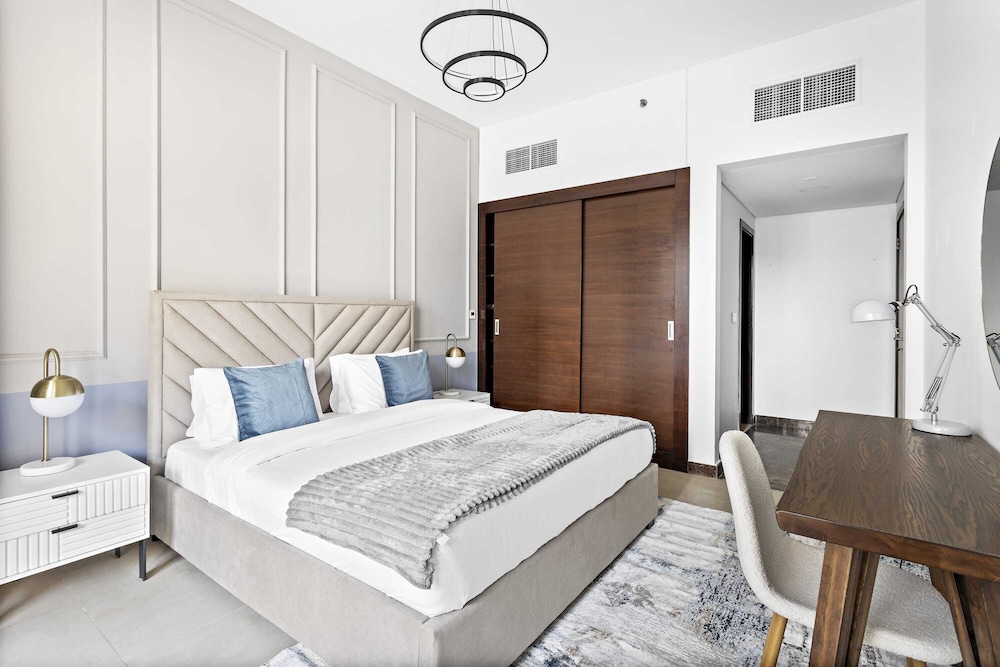 Silkhaus Dubai Marina Sparkle Tower Pool Gym