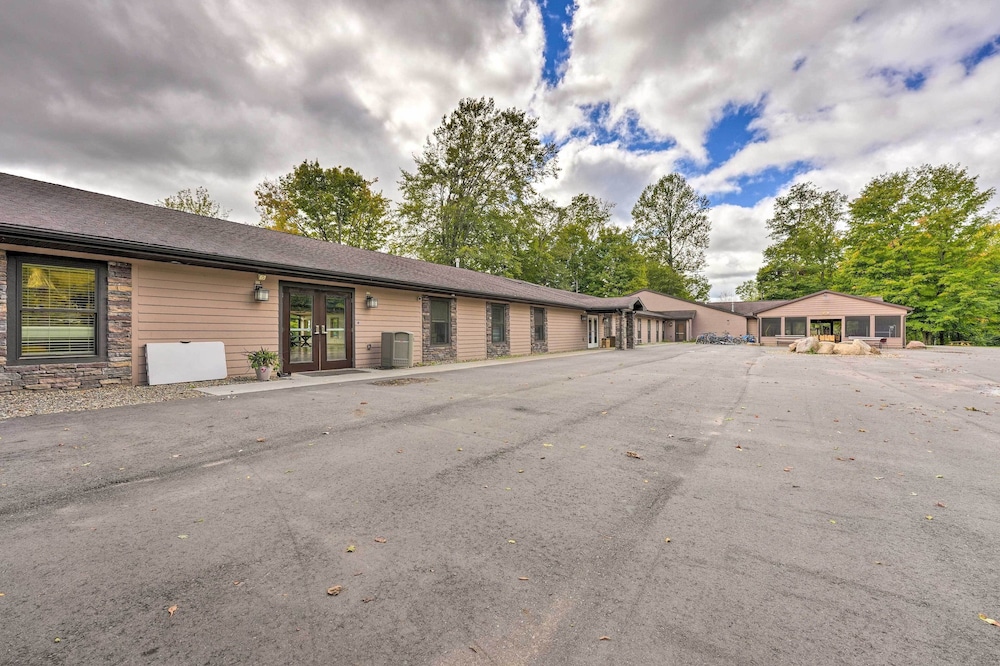 Pet-friendly Cassoplis Cabin, Close to Parks!
