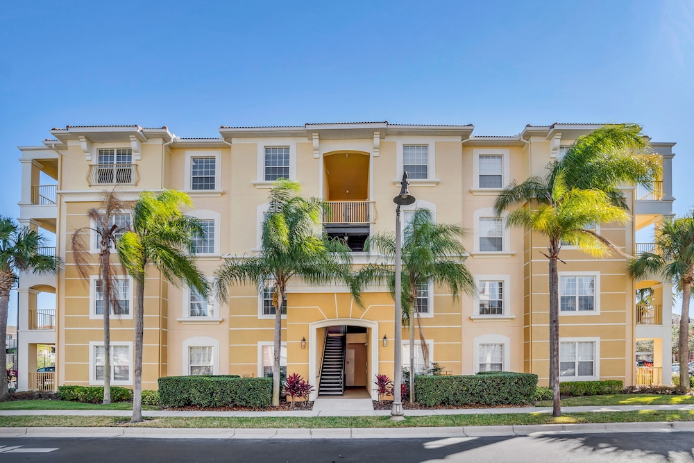 Cozy Condo W/private Balcony Steps to Conv. Ctr