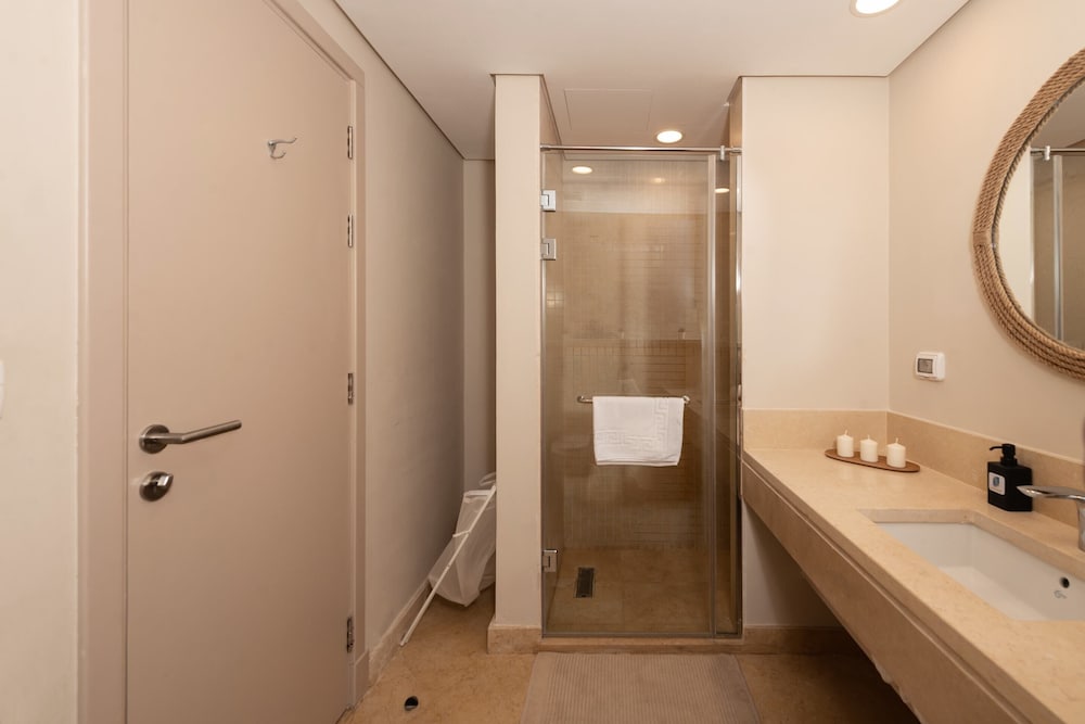 Xuru Stays I Exotic 1bdr w/ Outdoor Terrace Pool & Beach Access