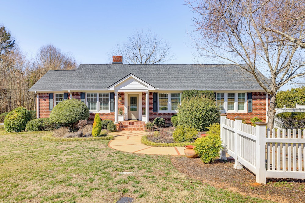 3 Mi to Dtwn Greer: Mountain-view Home!