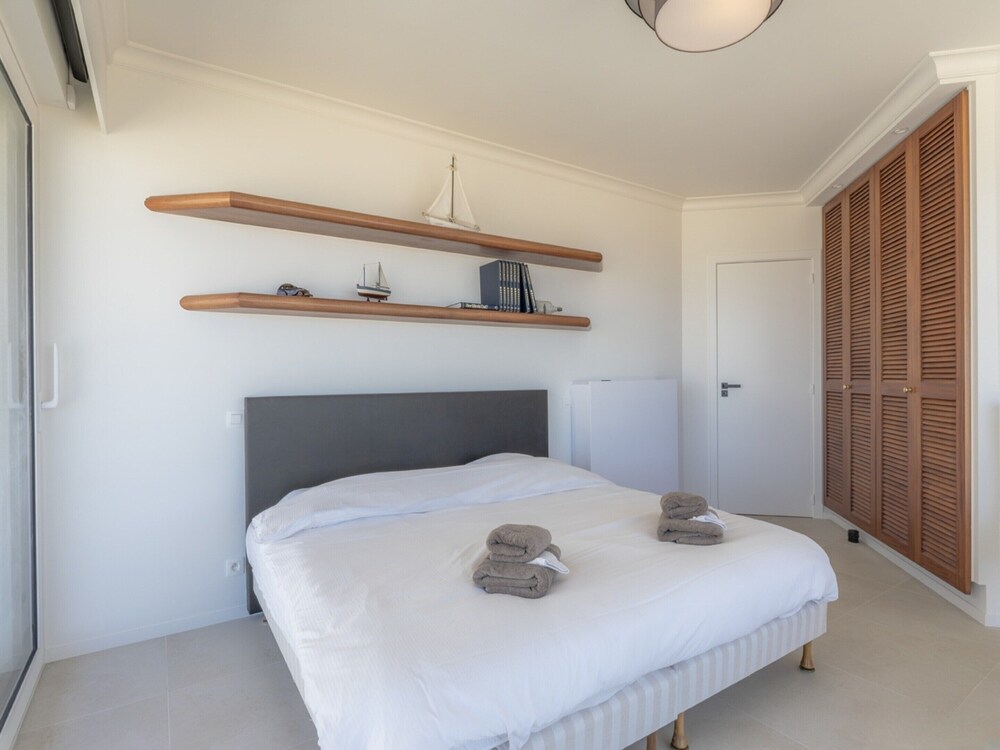Apartment With Panoramic sea View in De Panne