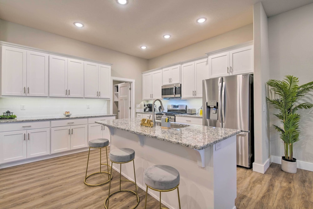 Charming Ozark Abode w/ Yard & Pool Access