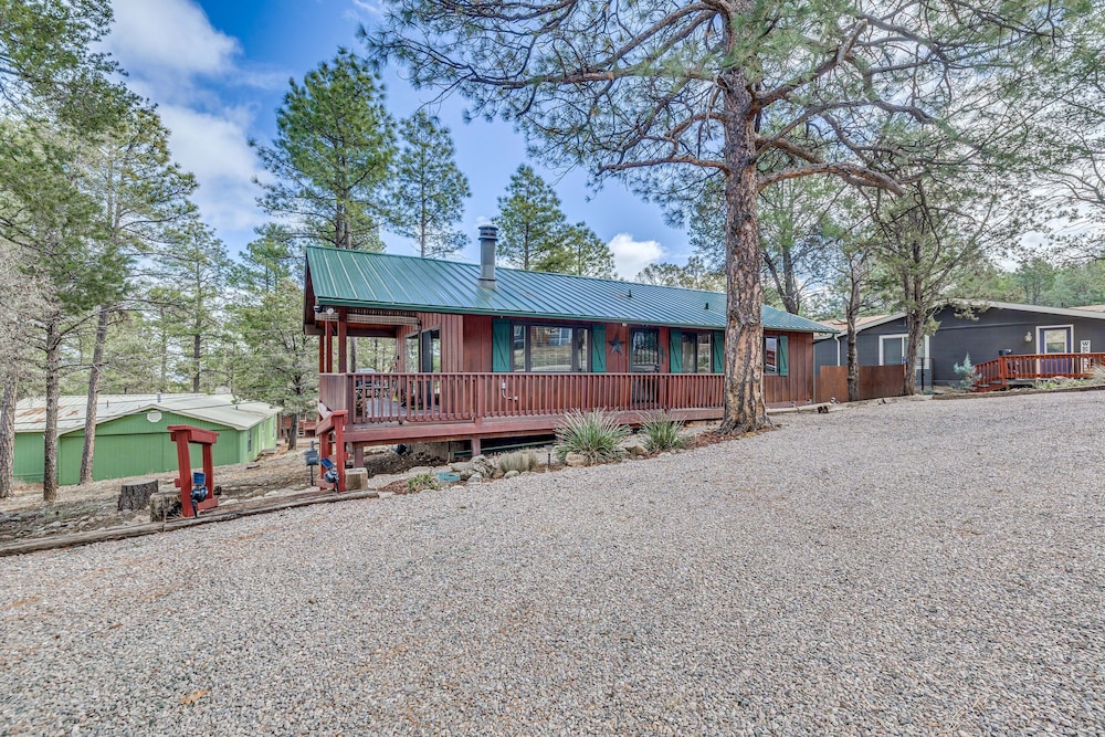 'double D Cabin' w/ Deck, 4 Mi to Grindstone Lake! view 5