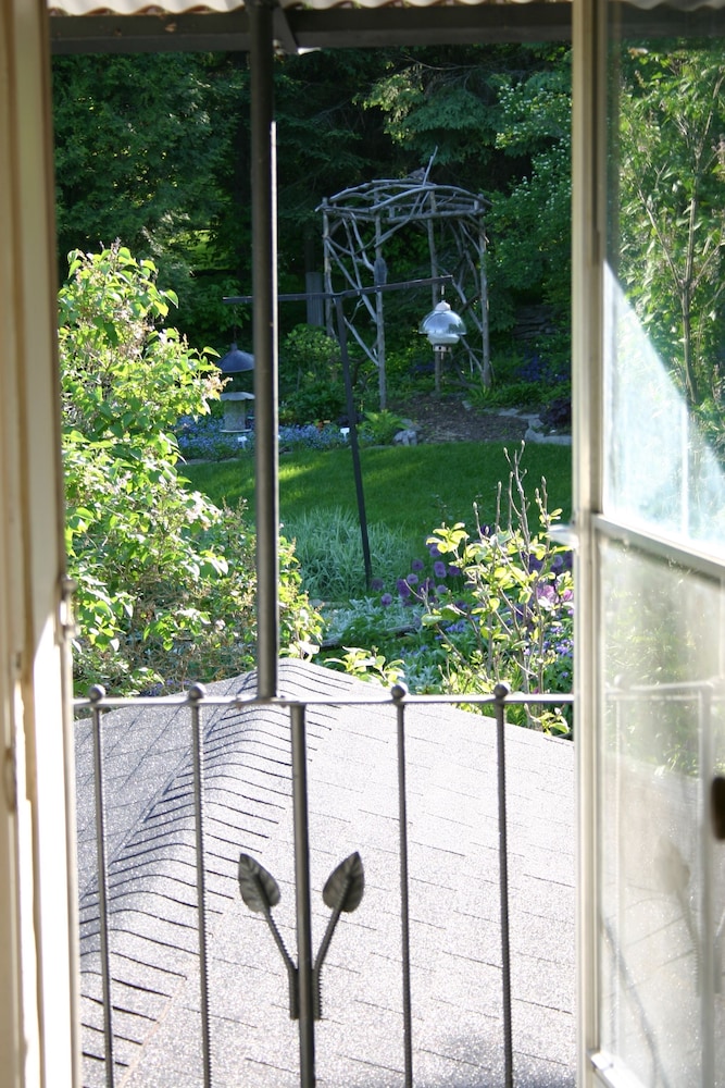 Peterborough Vacations - Burleys Gardens and Suite - Property Image 11