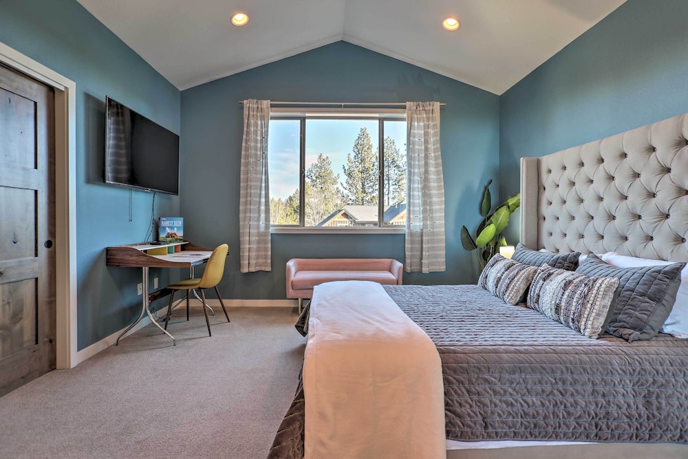 Modern Mtn Oasis w/ Patio, Hot Tub & Grill!