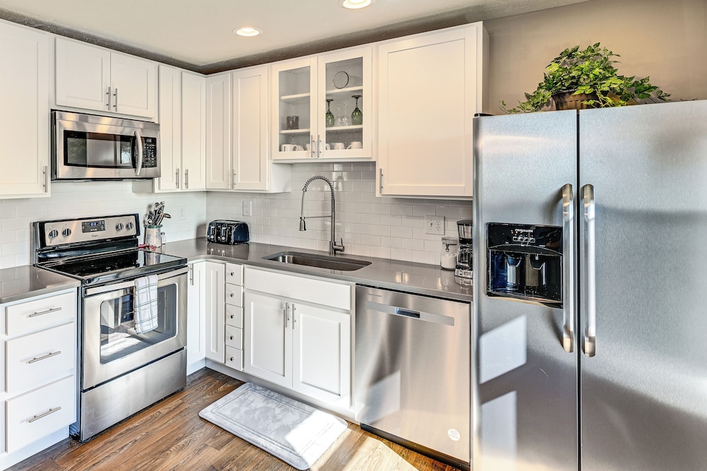 Walk to Academy: Lake Max Family Penthouse