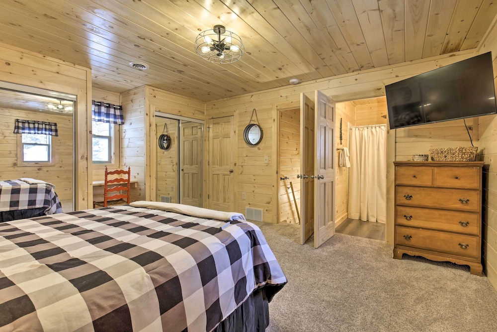 Charming Lost Lake Cabin: Fish, Boat & Hunt!