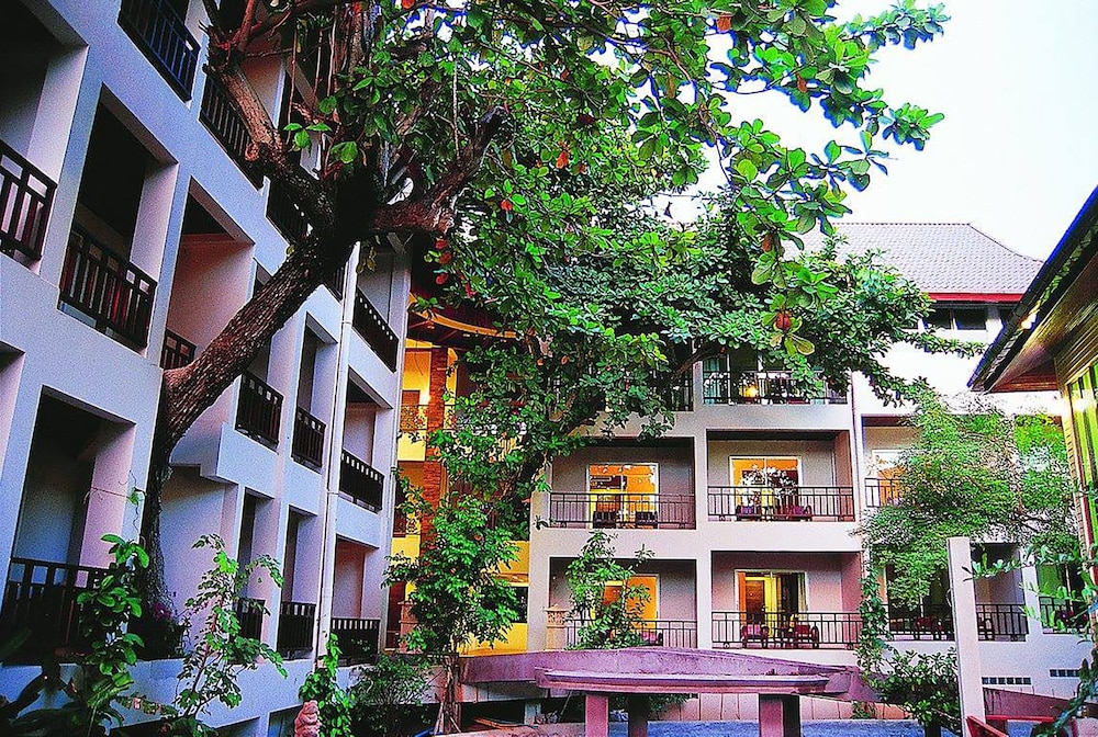 Hotel Lomtalay Chalet Resort - Image 1