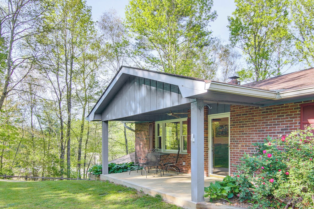 1 Mi to Pisgah Natl Forest: Wooded Haven w/ Deck