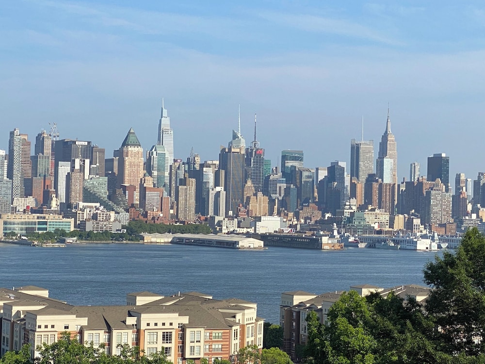 Charming 2 Bedrooms apt One Step to NYC