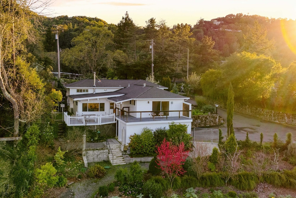 Modern Sonoma Stay w/ Spacious Deck, Views & Prime Location Bennett
