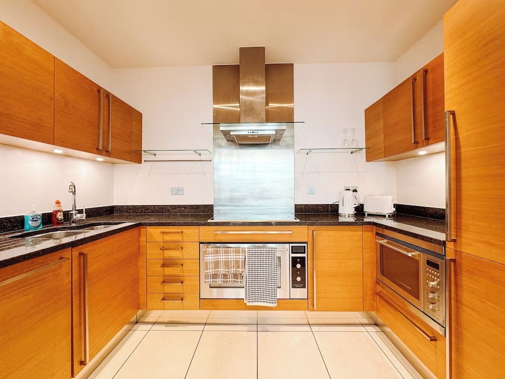 Londonaprt/sleeps6/gym/waterfront/wifi