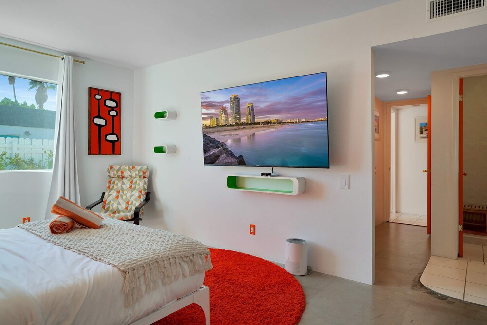 Retro Desert Retreat - Ideal Palm Springs