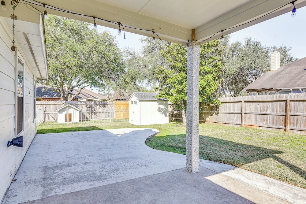 Community Pool & Courts: Missouri City Gem w/ Yard