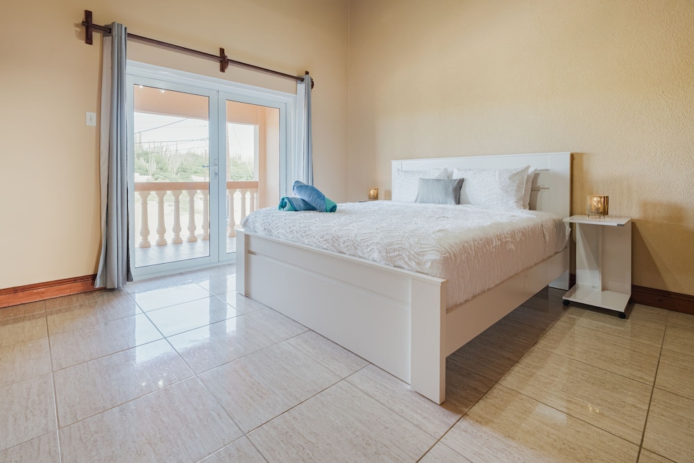 5 Bedroom Villa With Amazing View of Aruba Nature