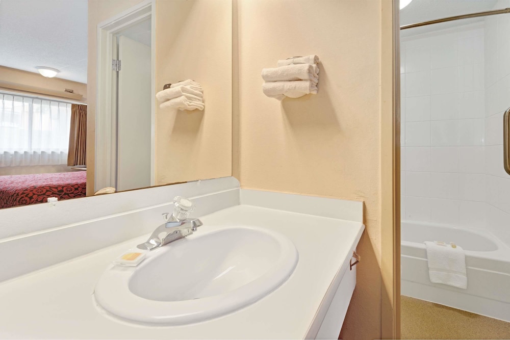 Days Inn by Wyndham Overland Park/Metcalf/Convention Center - Property Image 8