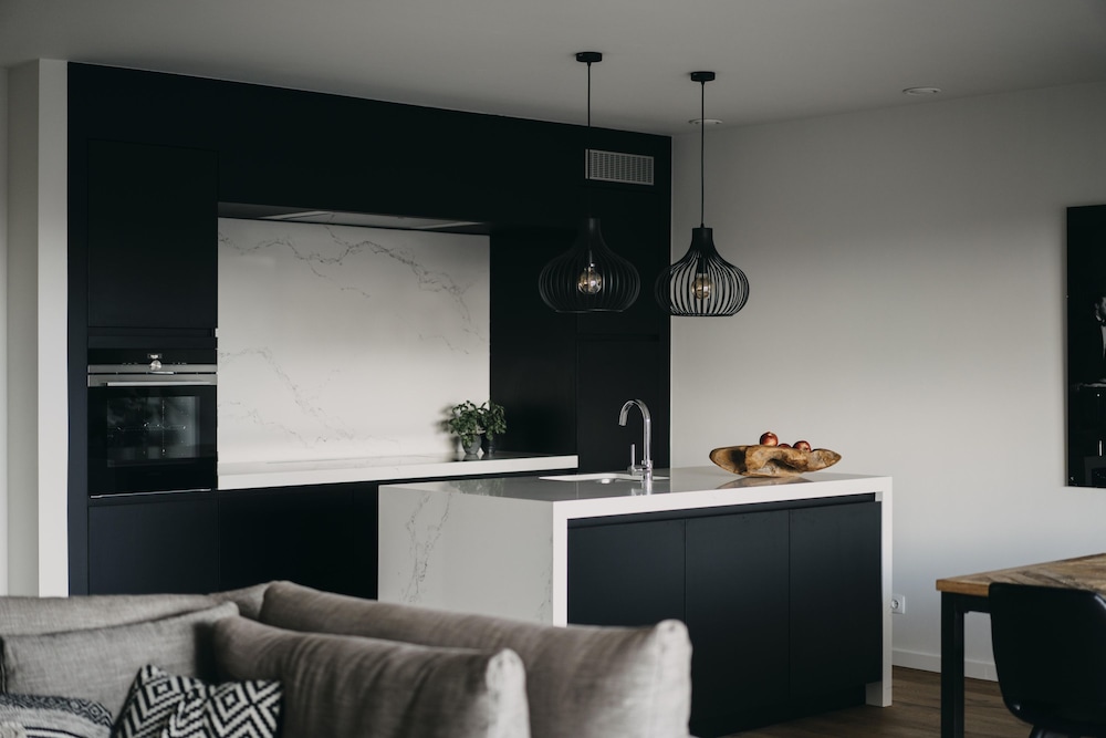 Huswell - The Tide - Stylish Sea View Apartment for 4 - Prime Location With Private Parking
