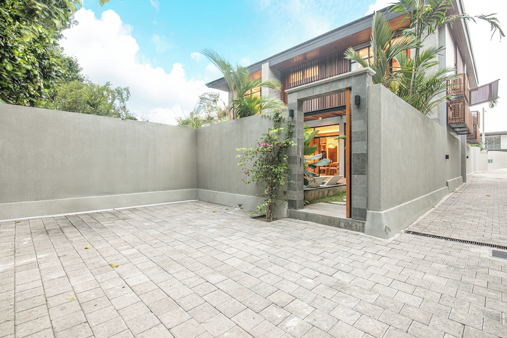 Exquisite 5BR Modern Villa 400m From the Ocean