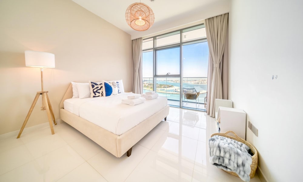 Luxury Sea View Living on Emaar Beachfront