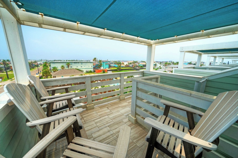 Saltwater Pool, Rooftop Deck w/ View, Near Beach The Blue Crab by Avantstay