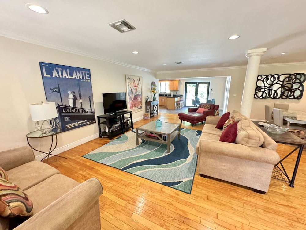Vidal Manor 4BR Oasis w Pool Cabana- Wilton Dr