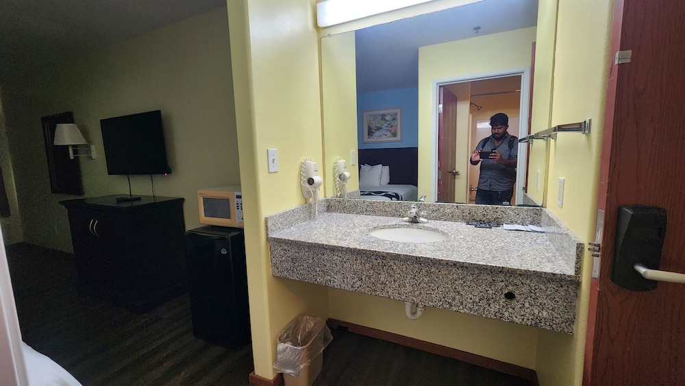 Capital O Fairway Inn - Baytown La Porte TX