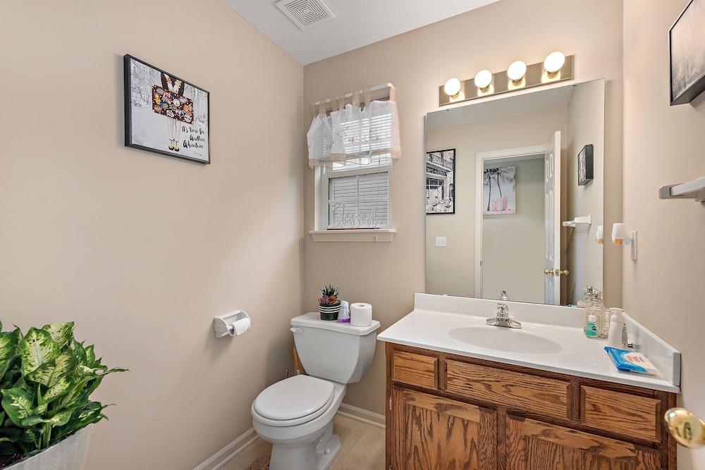 Beautiful Townhome 11 Minutes To Downtown 3 Bedroom Townhouse