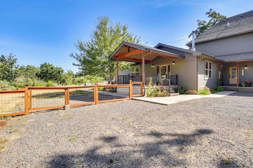 Half-mi to Scotts Mills Falls: Wine Country Apt