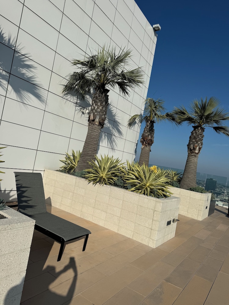 RELAX ON BROADWAY WITH A VIEW - Image 2