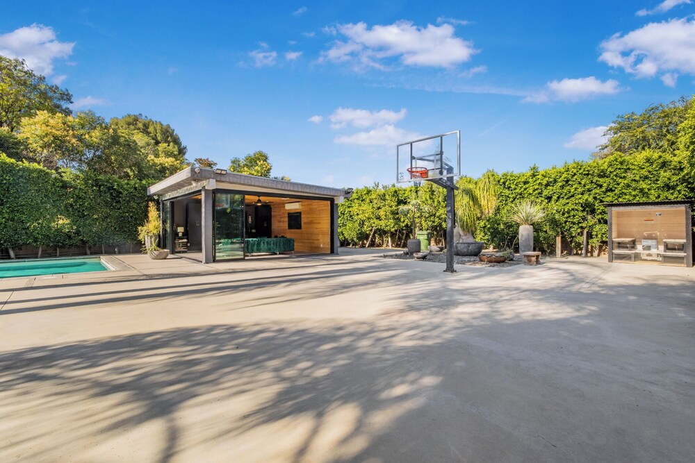 Louise Modern - Luxury Smart Estate in Encino w/ Pool, Gym & Spa