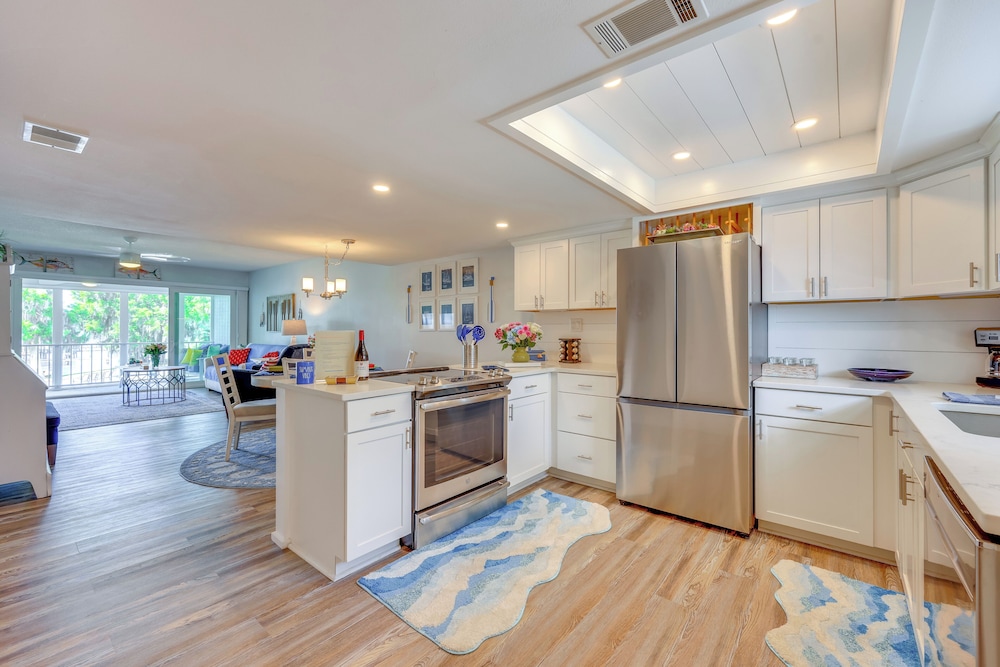 Private Balcony w/ Water Views: Welaka Condo!