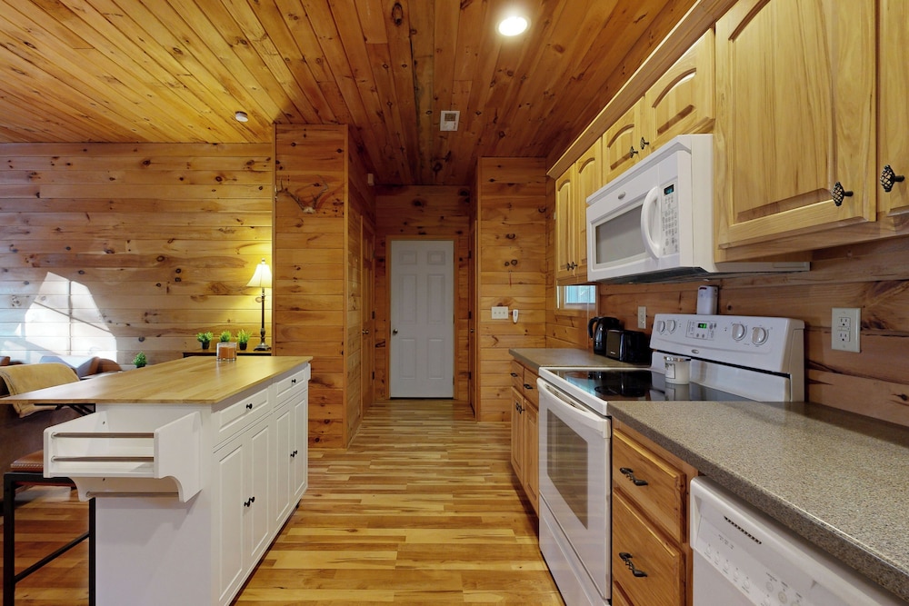 2BR House w/ A/C & Games, Close to Lake