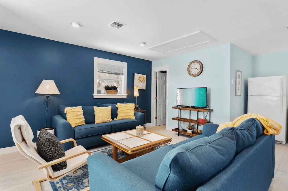 30A Grayt'n Greatful by Avantstay Charming Home+cottage, Walk to Western Lake
