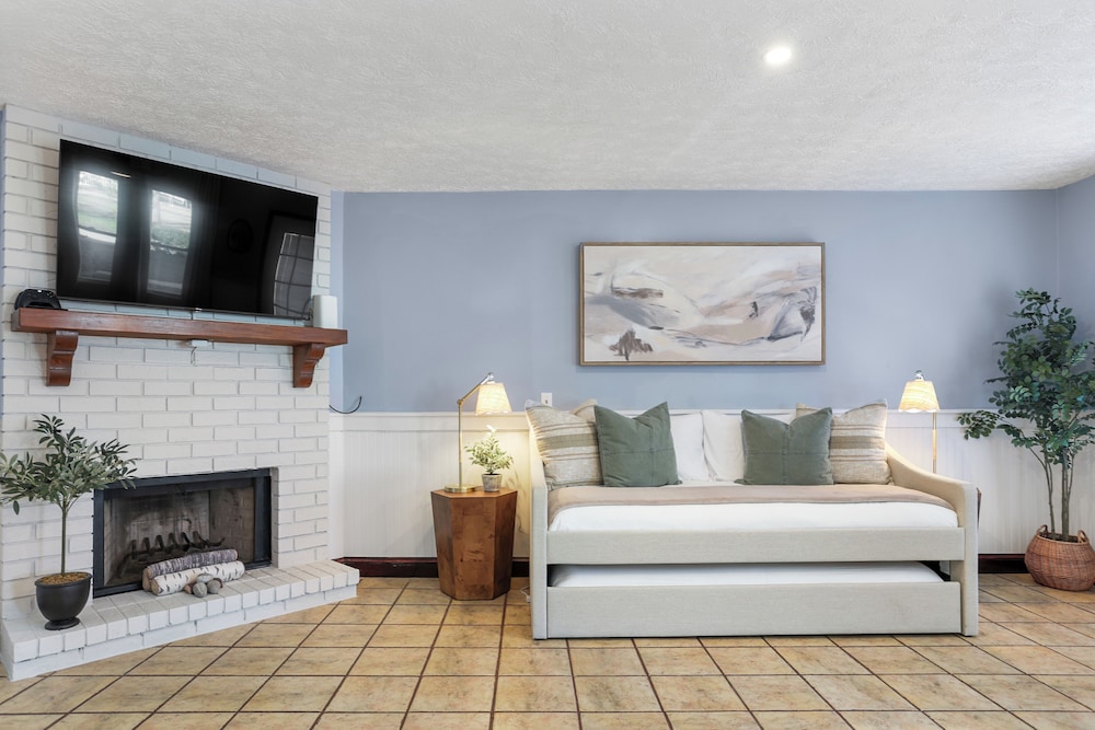 Family Friendly House w Pool & Games