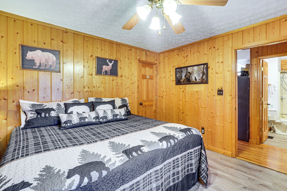 Hot Tub & Game Room: Sevierville Family Cabin!