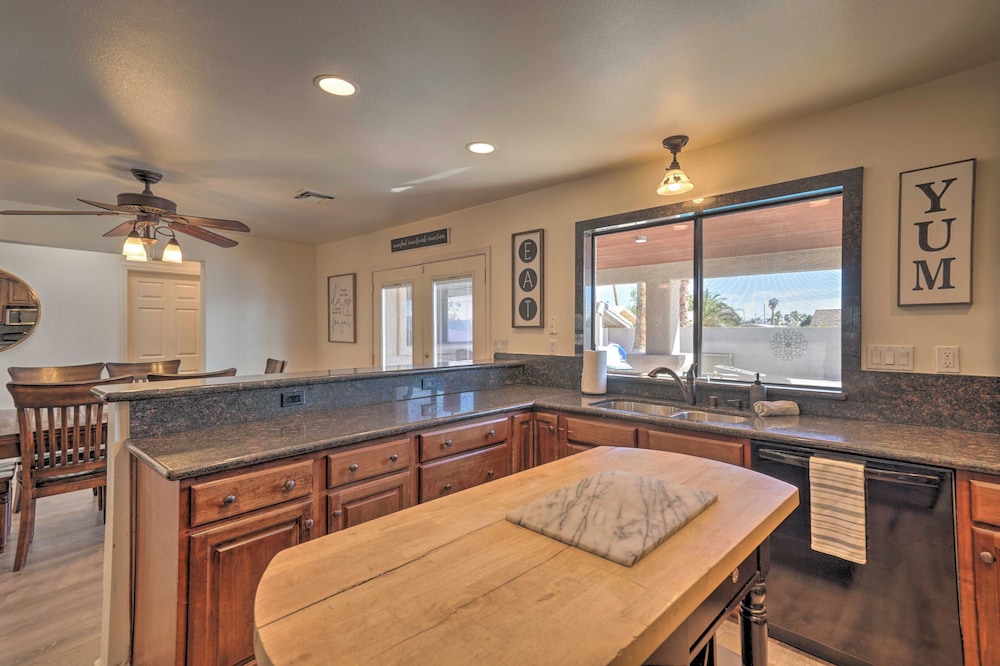 Putting Green & Pool Table: Lake Havasu City Gem!