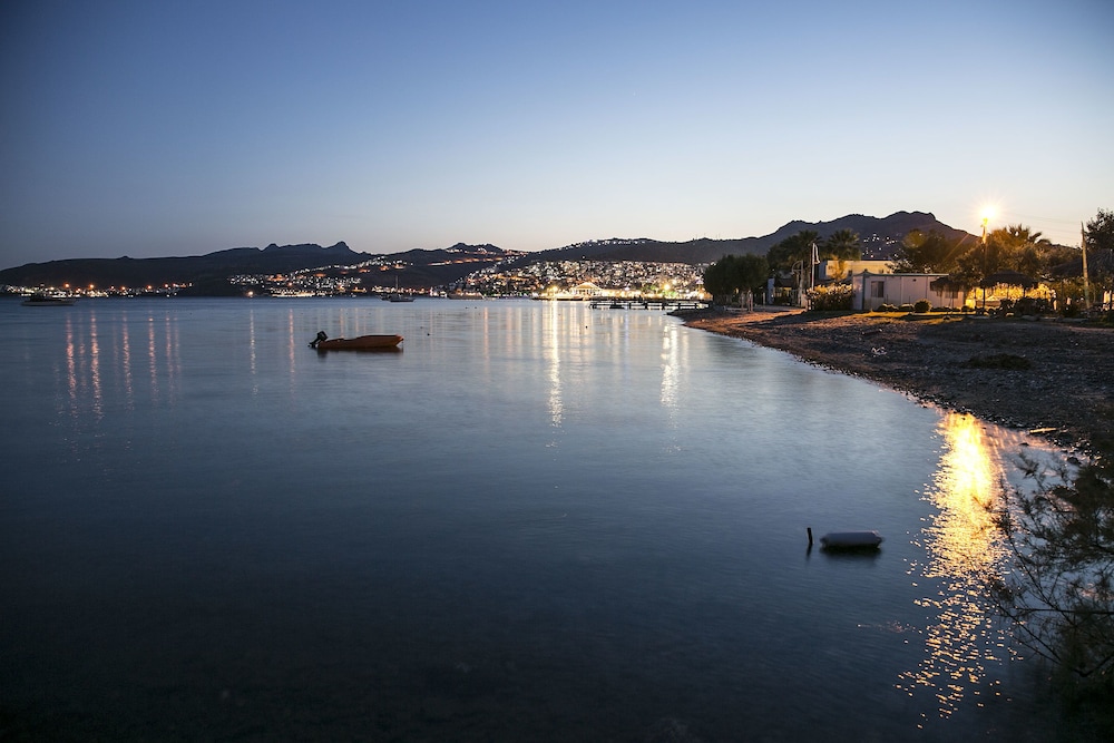 Bodrum Sea Side Beach Club Otel - Image 36
