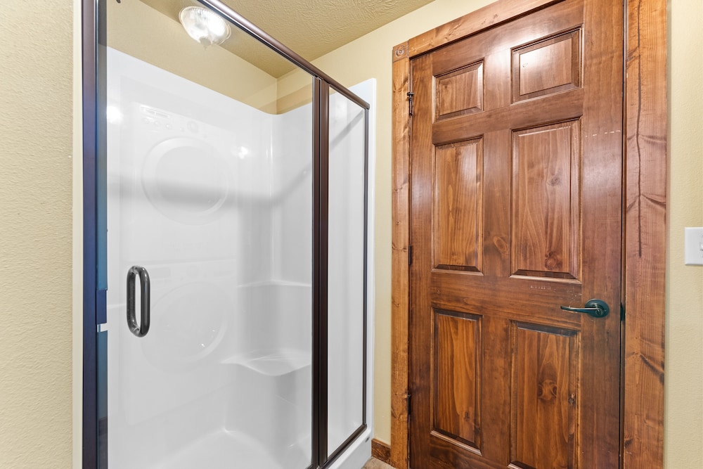 Timeless Memories Lodge 6 Bedroom Cabin by RedAwning