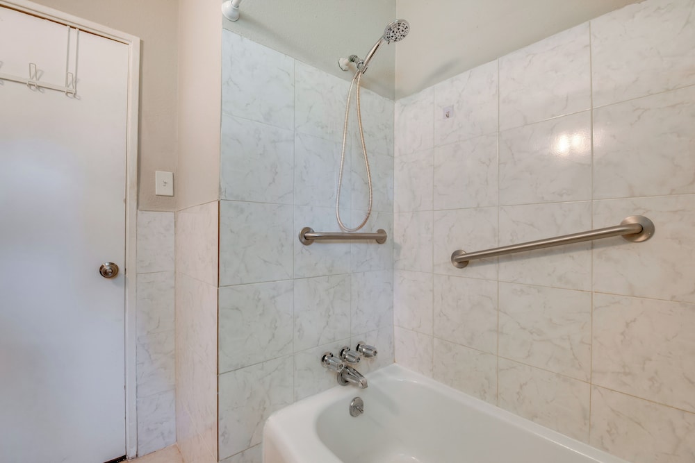 Inviting Home w/ Backyard: 8 Mi to Dtwn Atlanta!