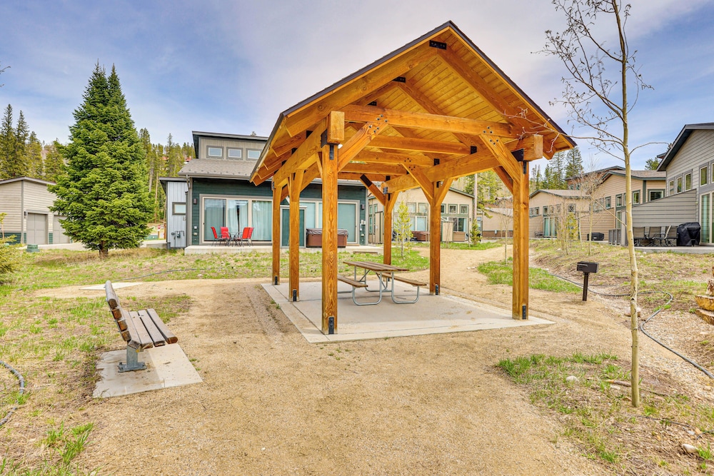 Walk to Dtwn: Fraser Retreat w/ Hot Tub & Views!