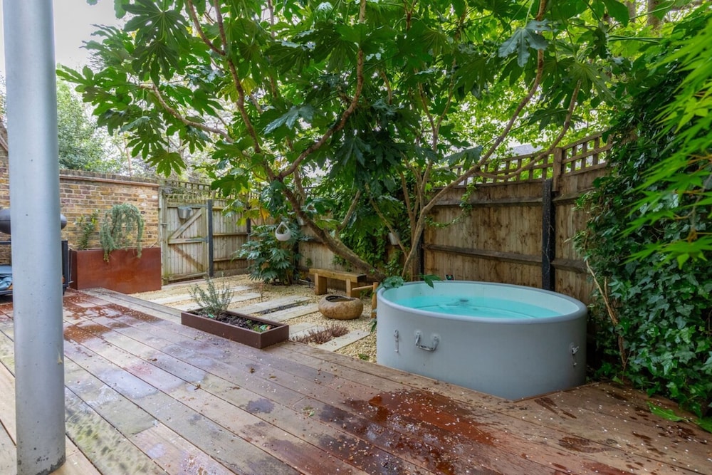 Chic 1BD Maisonette W/hot Tub, King's Cross!