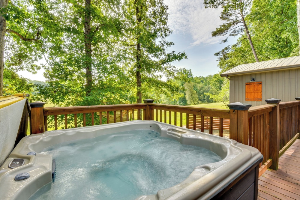 6 Mi to Helen: Mtn-view Retreat w/ Hot Tub!