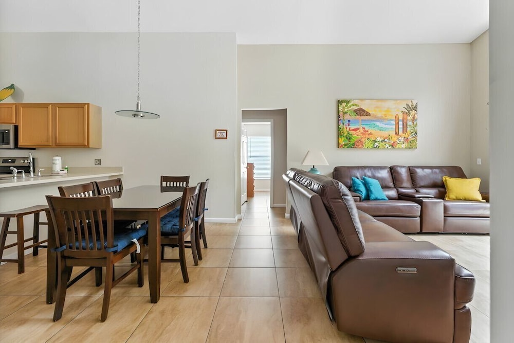 Cozy 4BR Villa w/ Priv Pool Lake Berkley Resort