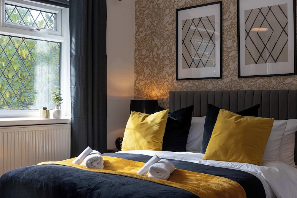 Spacious Apartment Near MCR Airport